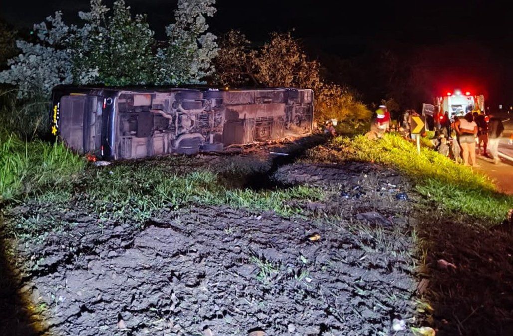 Diez personas murieron tras el vuelco de un ómnibus en una zona de montañas en Brasil
