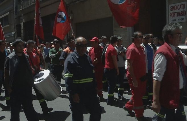 Protesta del gremio portuario por las condiciones de trabajo, luego que se produjera la muerte de los operarios. 