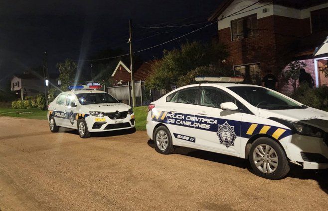 Foto: Eduardo Castro, periodista de Subrayado. La Policía trabaja en la escena, en Las Piedras, en la noche de este lunes.