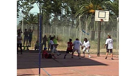 Final de fútbol femenino entre policías y reclusas en el CNR