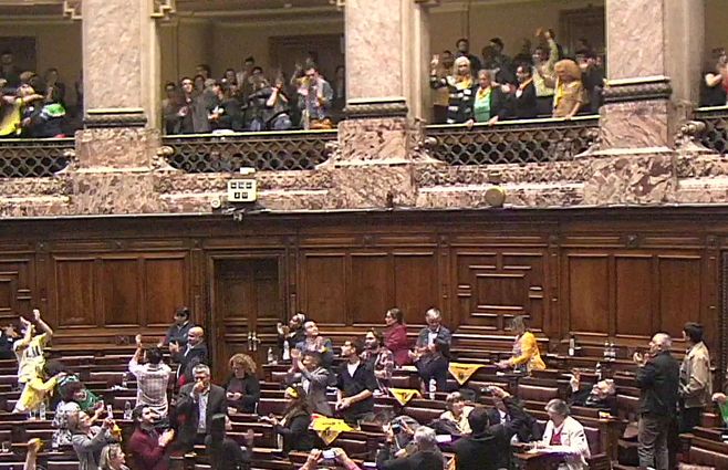 Aplausos en la barra a la hora 2.30 de la madrugada cuando se aprobó el proyecto