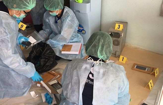 Oficiales recopilan evidencia en la casa de uno de los líderes de la red