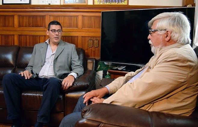 El policía y licenciado en Educación Gonzalo Larrosa junto al ministro del Interior Eduardo Bonomi.