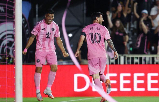 Messi va a festejar con Luis Suárez el primer gol del Miami ante Nashville. Foto: AFP