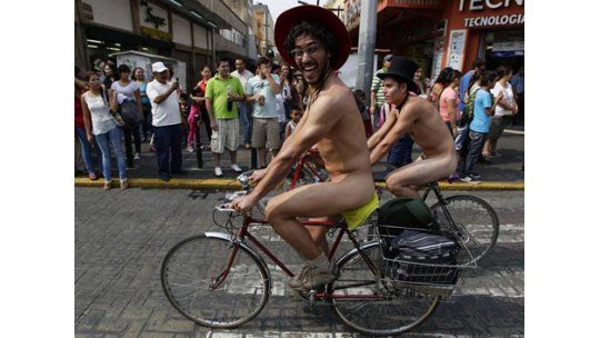 Ciclistas desnudos en México en favor del uso de la bicicleta