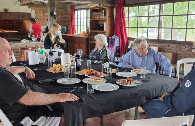Mujica-en-el-Quincho-de-Varela-foto-Facebook-el-quincho-de-varela.jpg