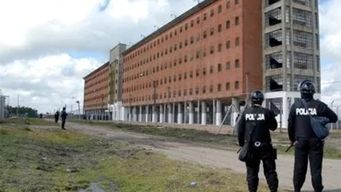 recluso hirio a policia en carcel de libertad: con un corte carcelario le atraveso la mano