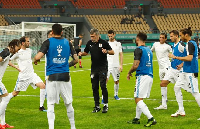 El profe Herrera calienta con el plantel en Nanning