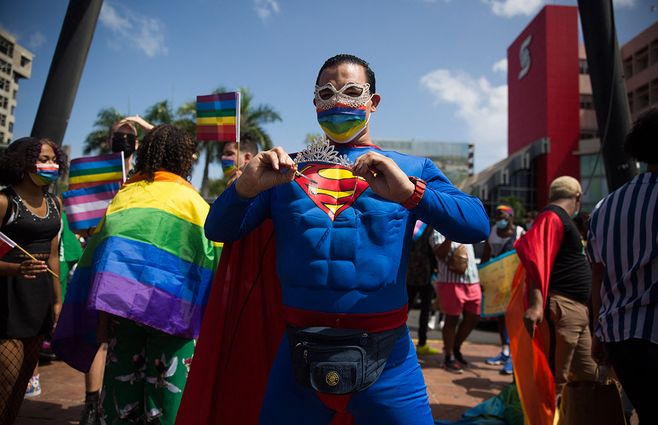 En esta foto de archivo tomada el 11 de julio de 2021 se ve a un miembro de la comunidad LGBTI con una máscara protectora con una bandera arcoíris y un disfraz de Superman durante una manifestación contra el nuevo código penal aprobado en la Cámara de Diputados de Santo Domingo.&nbsp;