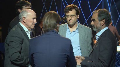 Foto: Aparicio Ponce de León (de frente a Lacalle Pou) en uno de los debates presidenciales.