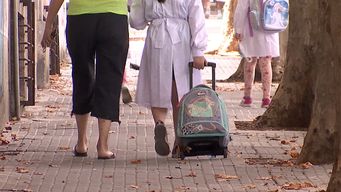 calor agobiante para el inicio de clases:  mandenlos de short y livianos de ropa, anuncio nubel cisneros
