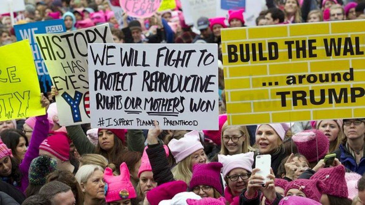 La marcha del gorro rosado, primera protesta contra la misoginia de Trump