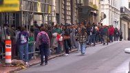 Foto: Subrayado. Fila de este domingo en la sede de Corte Electoral, en Ciudad Vieja.