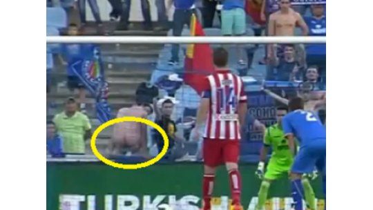 Hincha mostró el trasero y Diego Costa erró penal ante Getafe