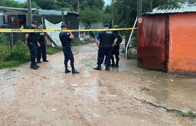 Homicidio de un hombre en el barrio Kennedy. Foto: Martín Corujo