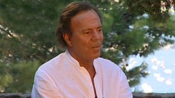julio iglesias denunciado por acoso y agresion sexual por dos mujeres que trabajaban en sus mansiones en 2021