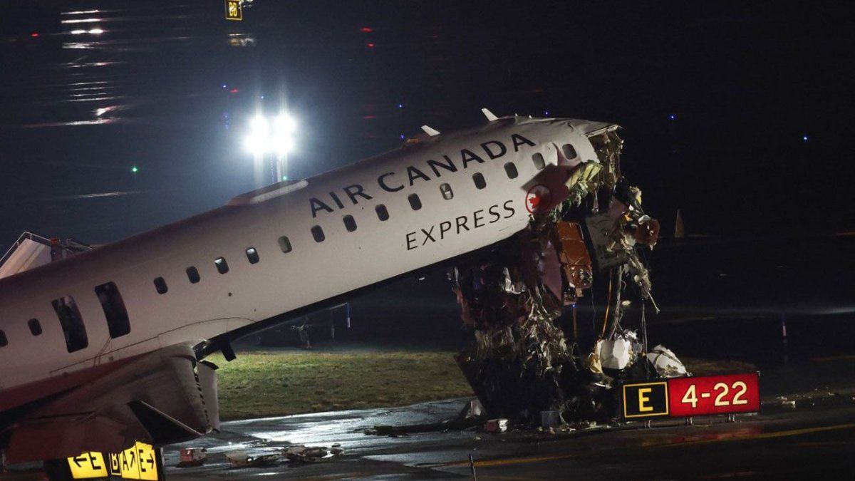 Un avión chocó con un camión de bomberos en un aeropuerto de Nueva York; murieron el piloto y el copiloto