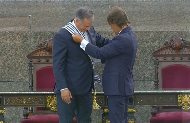 yamandu-orsi-y-lacalle-pou-entrega-banda.jpg