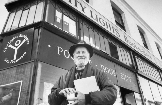 En 1988, Ferlinghetti en City Lights, la librería desde la cual construyó su mito