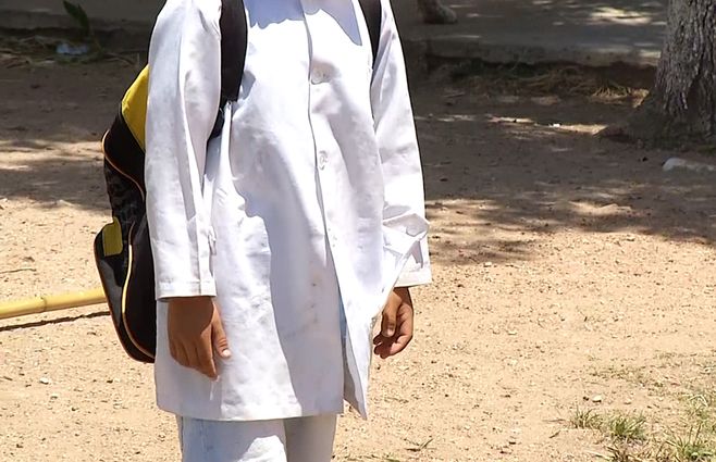 niño-túnica-escuela-pública.jpg