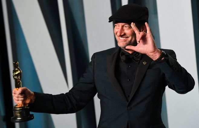 Troy Kotsur ganó el Óscar como mejor actor de reparto por CODA, el film que ganó como mejor película. AFP.