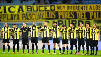 penarol volvio a la victoria con dos goles de abel hernandez en el debut de dario rodriguez como tecnico