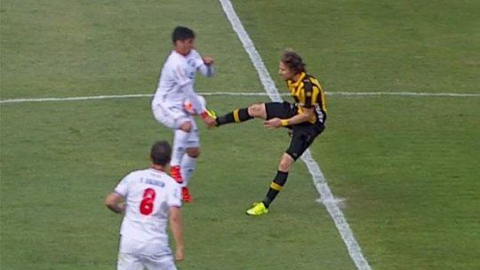 Cunha explicó por qué no expulsó a Forlán en el clásico del domingo