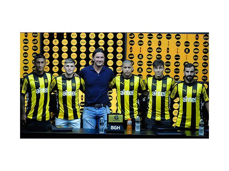 Peñarol presentó oficialmente a cinco de sus nuevas incorporaciones