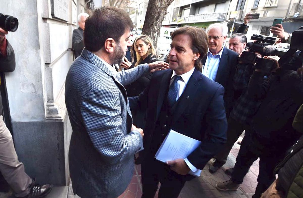 Lacalle Pou y Fernando Pereira en la sede del FA. Foto: Dante Fernández, FocoUy.