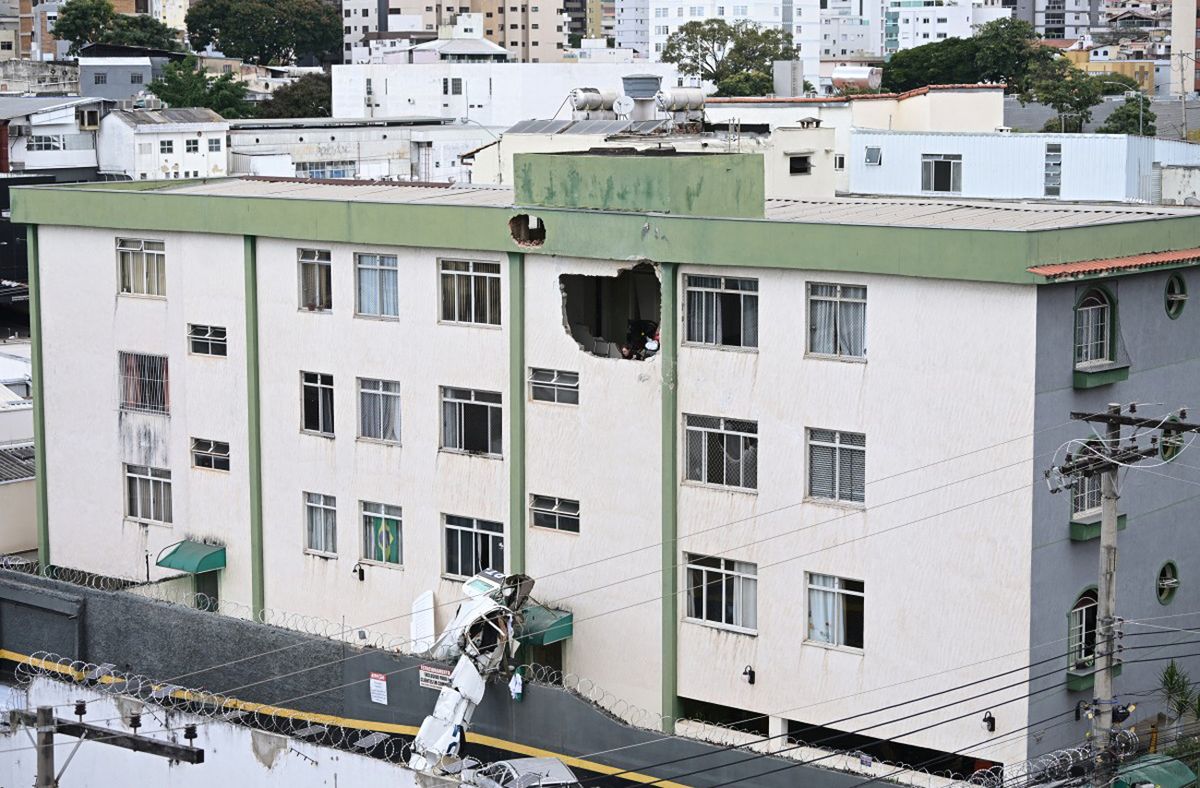 Avioneta tuvo dificultades en el vuelo y se estrelló contra un edificio en Brasil: hay al menos dos muertos