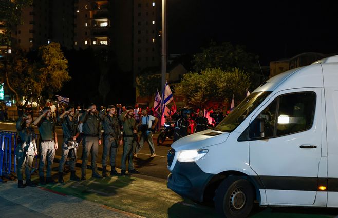 Restos de cuatro rehenes muertos en cautiverio en Gaza fueron entregados este lunes por Hamás a Israel a través de la Cruz Roja. Foto: AFP