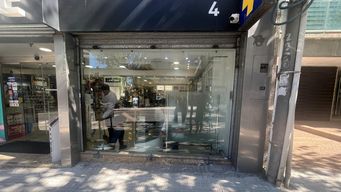 nuevo robo pirana en farmacia de pocitos: delincuentes en moto se llevaron mas de 50 cajas de perfumes importados