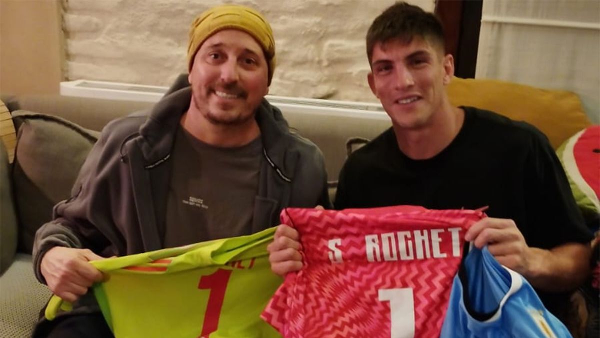 Rochet visitó a Moratorio y le regaló tres camisetas; hoy es el beneficio en el Antel Arena y aún quedan entradas