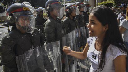guaido aumenta presion con amnistia mientras maduro rechaza ultimatum europeo
