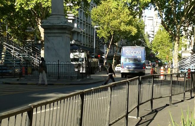 Foto: Subrayado. Zona de Plaza Cagancha ya está vallada por avenida 18 de Julio.