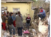 Dos casas quedaron destrozadas por caída de árboles en Colón