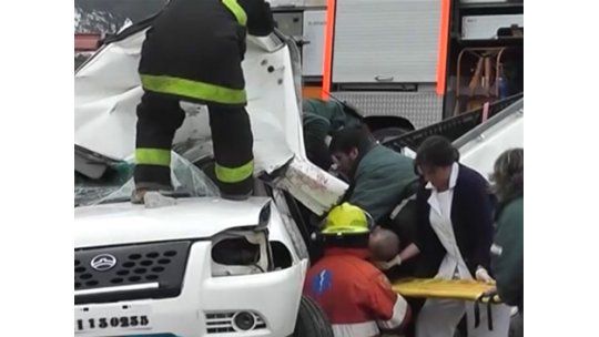 Mueren dos policías en accidente; otros dos están graves