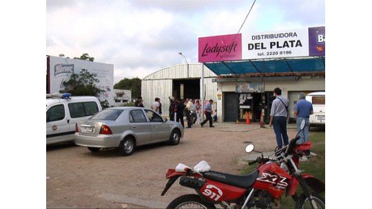 Ejecutan de 4 balazos a un hombre durante rapiña a distribuidora