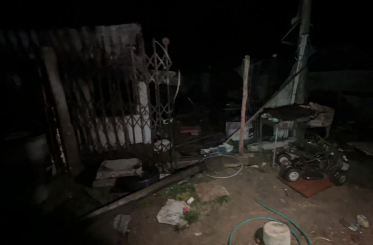 Foto: Subrayado. Vivienda incendiada, donde además se observa una manguera, posiblemente utilizada para la bomba molotov. Foto: Subrayado. Vivienda incendiada, donde además se observa una manguera, posiblemente utilizada para la bomba molotov.