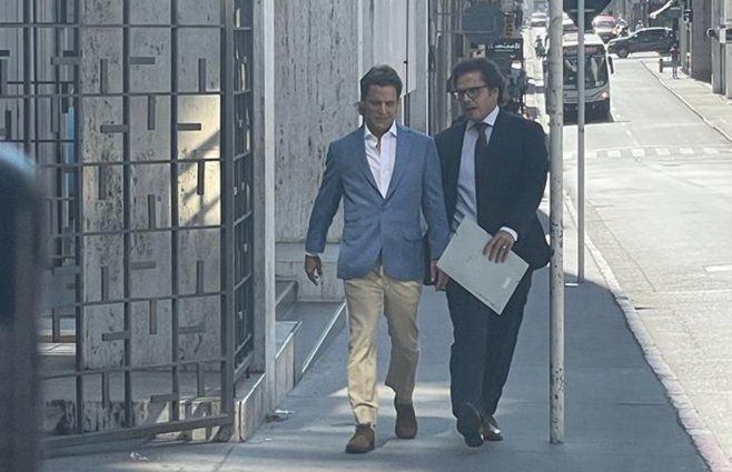 Foto: Paola Botti, Subrayado. Diego Camaño (izquierda) llega a la fiscalía sobre la hora 10:35.