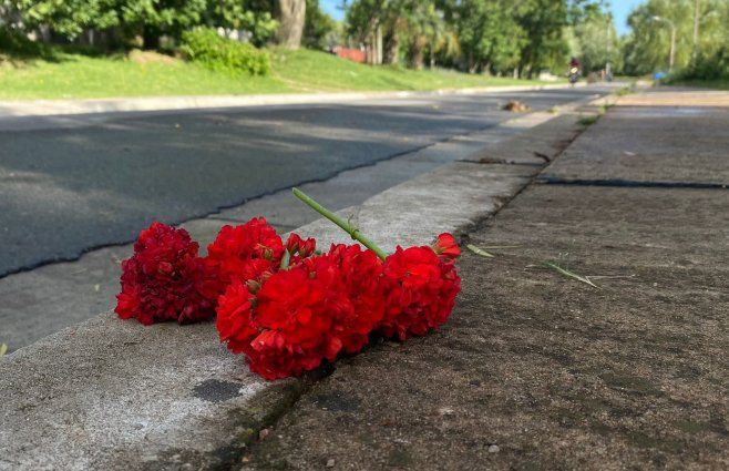 Foto: Subrayado. Vecinos colocaron flores en el lugar donde fue atacada la víctima.