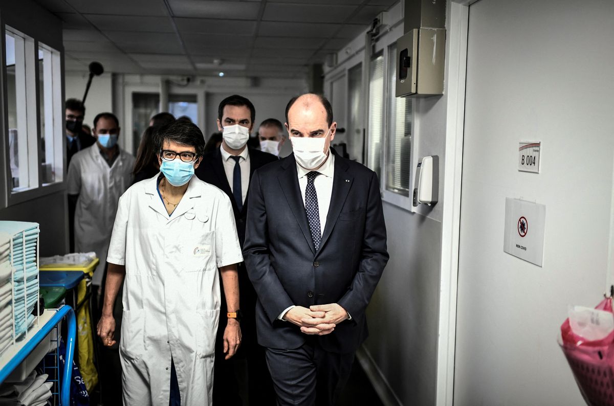 Primer ministro francés Jean Castex y ministro de Salud Olivier Veran visitan la unidad de resucitación del hospital de Creteil