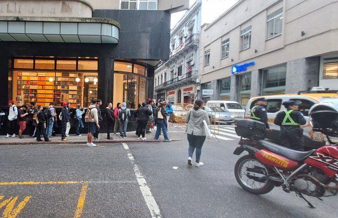 Filas para sacar la credencial. Foto: Valeria de los Santos, Subrayado.