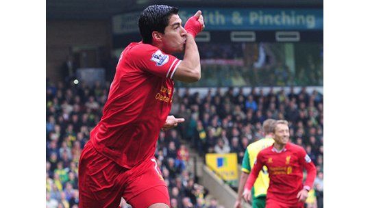 Suárez marcó ante Norwich y llegó a 30 goles en la temporada