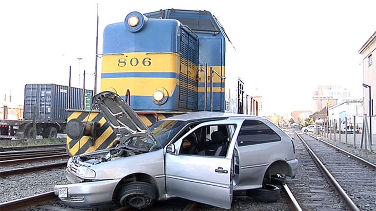 Choque entre tren y auto que intentó cruzar con la barrera baja