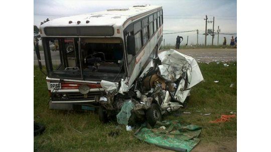 Joven de 23 años falleció tras chocar su camioneta con un ómnibus