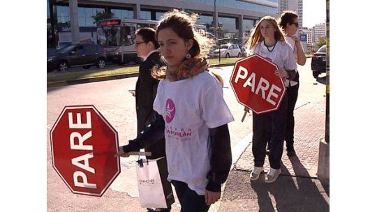 Inspectores de peatones para generar conciencia en el tránsito