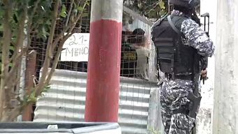 policia realiza al menos diez allanamientos simultaneos en malvin norte y union; fuerzas especiales trabajan en la zona