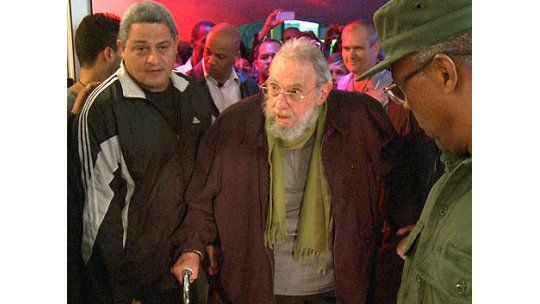 Fidel Castro reaparece en público tras ausencia de nueve meses