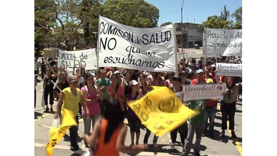 Organizaciones manifiestan contra y a favor del aborto